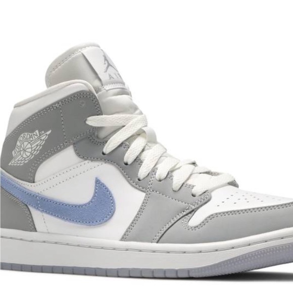 Women’s AIR JORDAN 1 MID NEW IN BOX - Picture 2 of 10